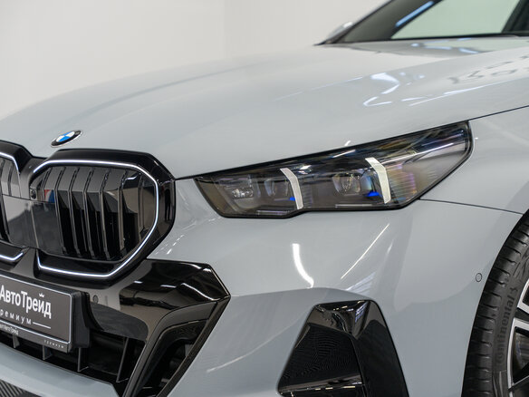 2025 BMW 5 серии 540d xDrive VIII (G60/G61/G68), серый, 12989000 рублей - вид 1