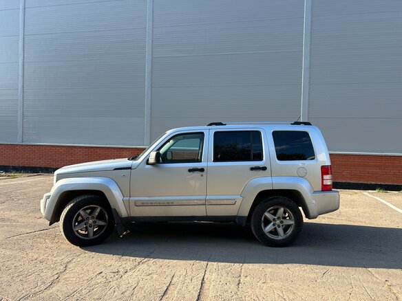 2011 Jeep Cherokee IV (KK), серебристый, 1500000 рублей - вид 3