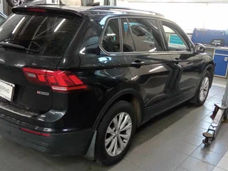 2020 Volkswagen Tiguan II, чёрный, 2370000 рублей, вид 3