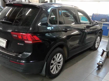 2020 Volkswagen Tiguan II, чёрный, 2370000 рублей, вид 3