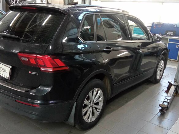 2020 Volkswagen Tiguan II, чёрный, 2370000 рублей - вид 2