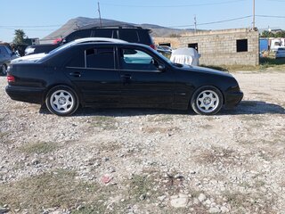 2001 Mercedes-Benz E-Класс 220 II (W210, S210) Рестайлинг, чёрный, 290000 рублей, вид 5