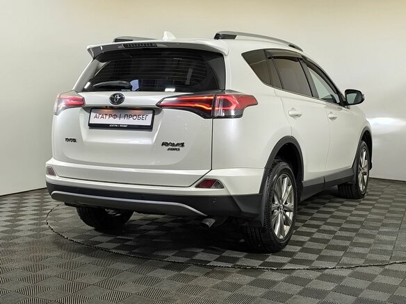 2017 Toyota RAV4 IV (XA40) Рестайлинг, белый, 2490000 рублей - вид 3