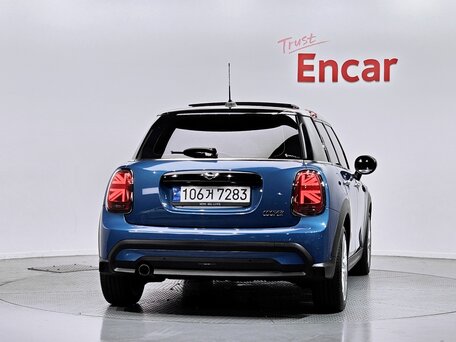 2022 Mini Hatch Cooper III (F55/F56) Рестайлинг 2, синий, 1840000 рублей, вид 4