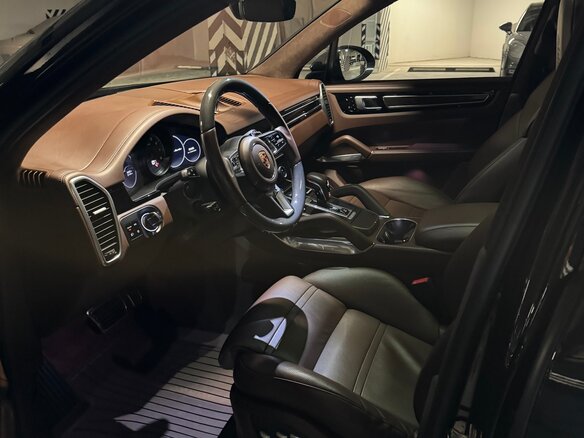 2018 Porsche Cayenne Turbo III, чёрный, 7800000 рублей - вид 3