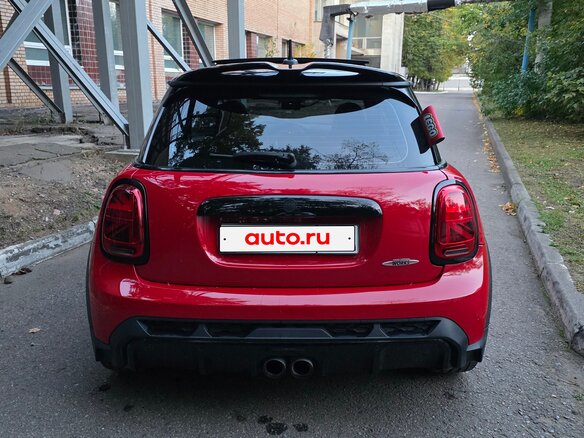2022 Mini Hatch JCW III (F55/F56) Рестайлинг 2, красный - вид 3
