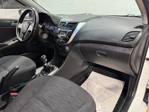 2014 Hyundai Solaris I Рестайлинг, белый, 650000 рублей - вид 20