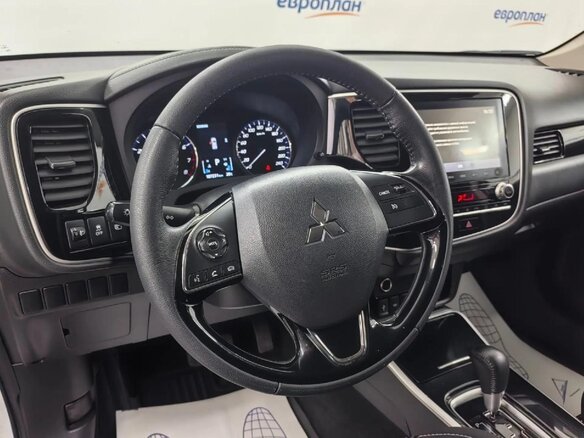 2020 Mitsubishi Outlander III Рестайлинг 3, белый - вид 5