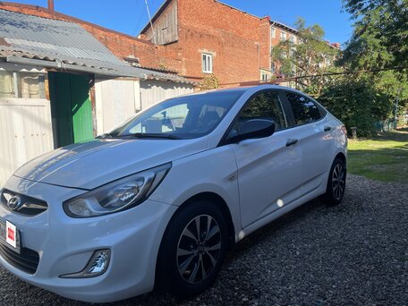 2014 Hyundai Solaris I, белый, 750000 рублей, вид 1