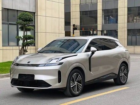 2025 Lynk & Co 08 39.8 kWh I, бежевый, 4100000 рублей, вид 1
