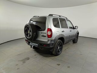 2015 Chevrolet Niva I Рестайлинг, серебристый, 529484 рублей, вид 5