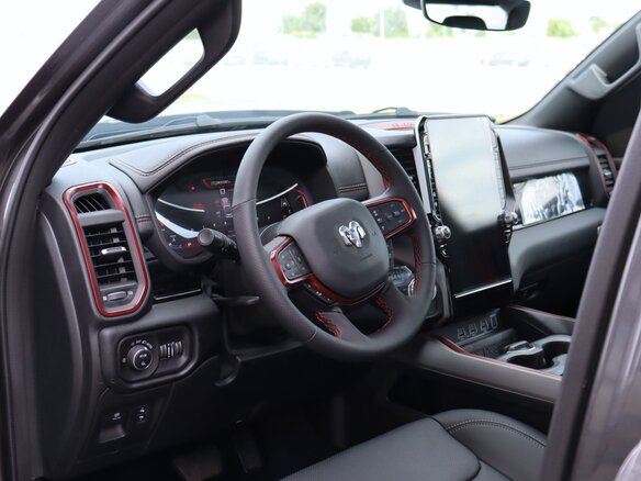 2026 Ram 1500 Quad Cab V Рестайлинг, серый, 10190000 рублей - вид 2