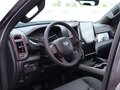 2026 Ram 1500 Quad Cab V Рестайлинг, серый, 10190000 рублей - вид 2