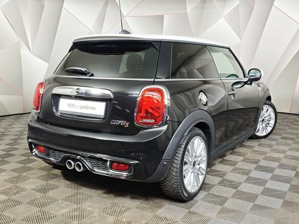2021 Mini Hatch Cooper S III (F55/F56) Рестайлинг, чёрный - вид 1