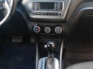 2017 Kia Rio III Рестайлинг, серый, 985000 рублей, вид 4