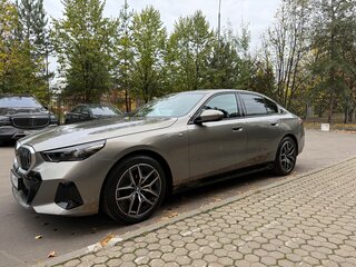 2024 BMW 5 серии 520d xDrive VIII (G60/G61/G68), серый, 9000000 рублей, вид 5