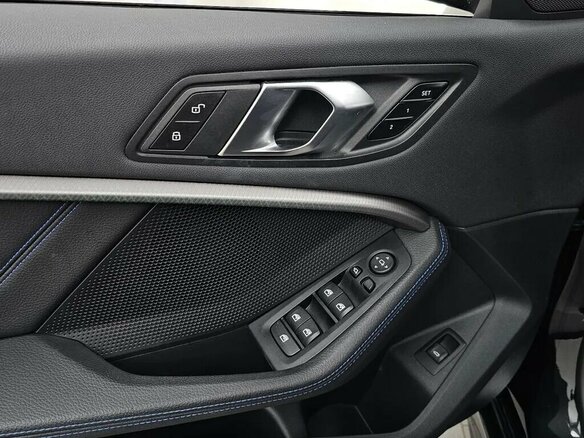 2022 BMW 1 серии 120i III (F40), чёрный, 4381237 рублей - вид 25