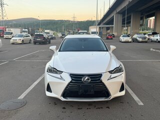2018 Lexus IS 300h III Рестайлинг, белый, 2490000 рублей, вид 3