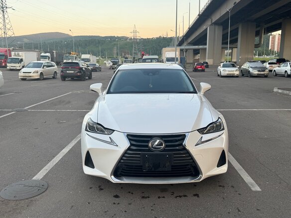 2018 Lexus IS 300h III Рестайлинг, белый, 2490000 рублей - вид 2