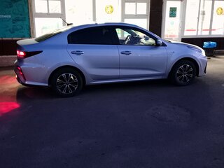 2018 Kia Rio IV, серебристый, 1230000 рублей, вид 4