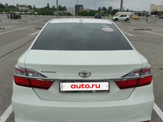 2017 Toyota Camry VII (XV50) Рестайлинг 2, белый, 2350000 рублей, вид 3