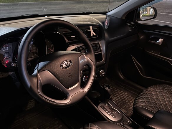 2015 Kia Rio III Рестайлинг, белый, 930000 рублей - вид 8