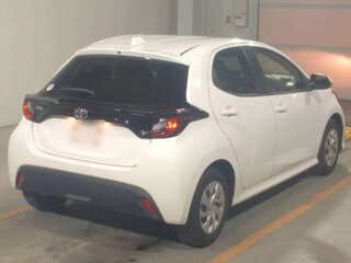 2022 Toyota Yaris IV, белый, 750000 рублей, вид 3