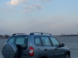 2015 Chevrolet Niva I Рестайлинг, серебристый, 900000 рублей, вид 3