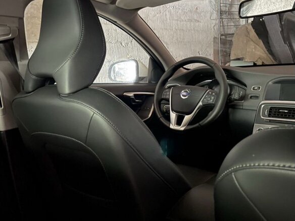 2018 Volvo S60 II Рестайлинг, белый, 2000000 рублей - вид 9
