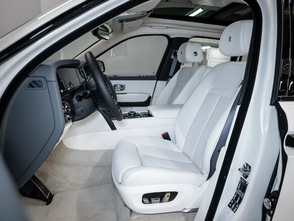 2025 Rolls-Royce Cullinan Black Badge I Рестайлинг (Series II), белый, 64500000 рублей - вид 16