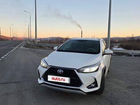 2022 Toyota Yaris L XP150 Рестайлинг, белый, 2600000 рублей, вид 2