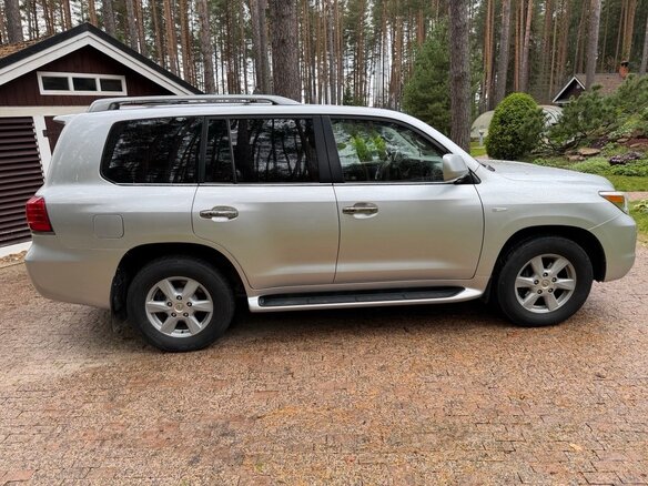 2011 Lexus LX 570 III, серебристый, 3950000 рублей - вид 2