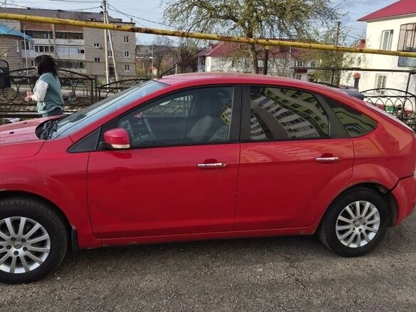 2010 Ford Focus II Рестайлинг, красный, 385000 рублей - вид 1