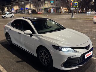 2023 Toyota Camry VIII (XV70) Рестайлинг, белый, 3550000 рублей, вид 1