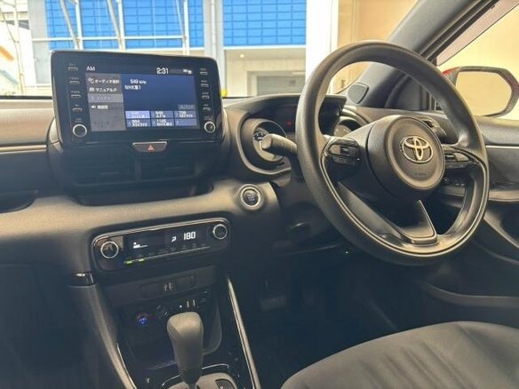 2022 Toyota Yaris IV, красный, 1014000 рублей - вид 11