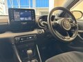 2022 Toyota Yaris IV, красный, 1014000 рублей - вид 11