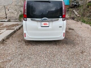 2014 Toyota Noah III (R80), белый, 1680000 рублей, вид 3