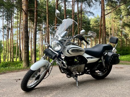 2020 Bajaj Avenger, белый, 200000 рублей, вид 1