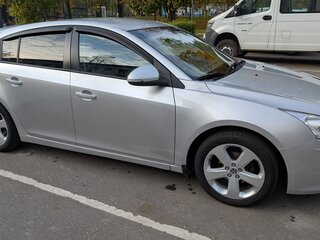 2013 Chevrolet Cruze I Рестайлинг, серебристый, 900000 рублей, вид 3