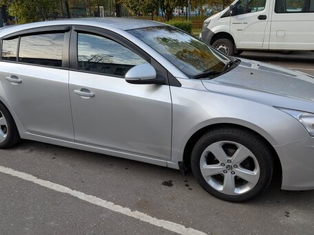 2013 Chevrolet Cruze I Рестайлинг, серебристый, 900000 рублей, вид 3