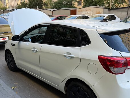 2015 Kia Rio III Рестайлинг, белый, 1100000 рублей, вид 4