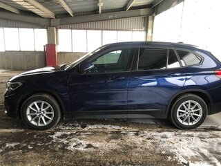 2020 BMW X1 18d xDrive II (F48) Рестайлинг, синий, 3300000 рублей, вид 4