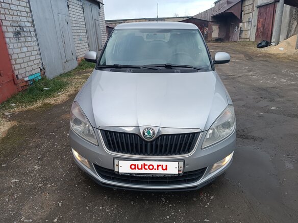 2011 Skoda Fabia II Рестайлинг, серебристый, 400000 рублей