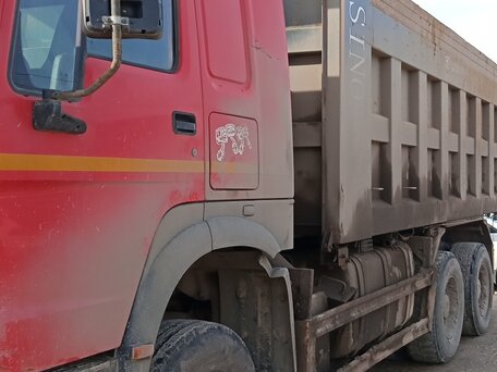 2022 Sinotruk Howo ZZ3327, красный, 2830000 рублей, вид 4
