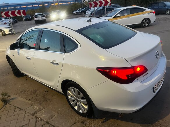 2012 Opel Astra J Рестайлинг, белый, 650000 рублей - вид 4