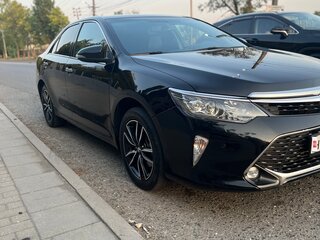 2017 Toyota Camry VII (XV50) Рестайлинг 2, чёрный, 2000000 рублей, вид 1