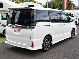 2021 Toyota Voxy III (R80) Рестайлинг, белый, 1750000 рублей, вид 3