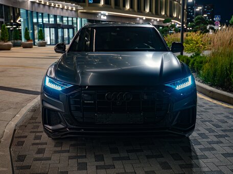 2020 Audi Q8 55 TFSI I (4M), серый, 8300000 рублей, вид 2