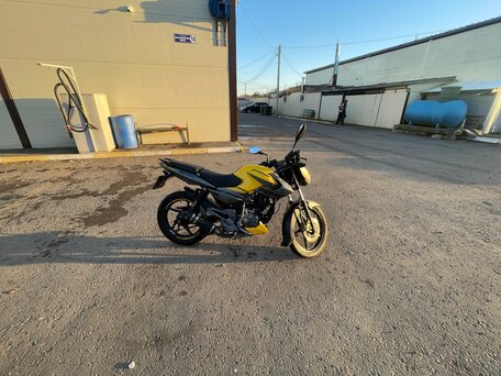 2021 Bajaj Pulsar NS 125, жёлтый, 99000 рублей, вид 2