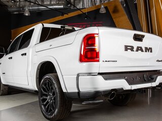 2026 Ram 1500 Crew Cab eTorque V Рестайлинг, белый, 11898000 рублей, вид 4